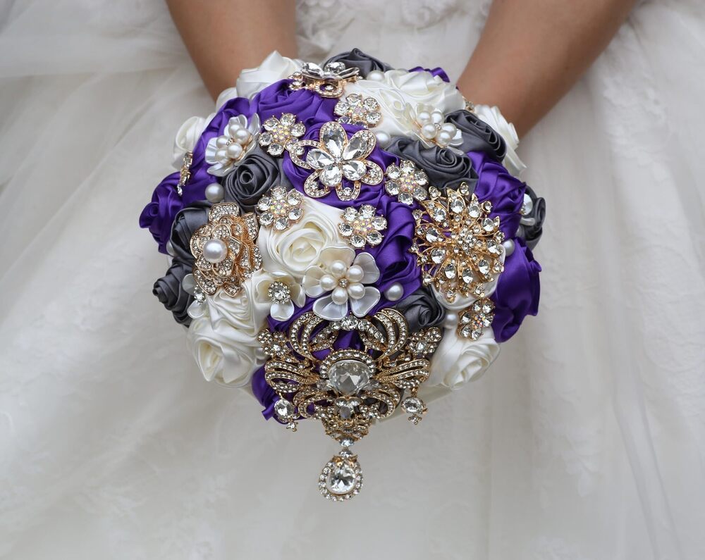 3556 Bridal Wedding Bouquet with Pearl Rhinestone Brooch Bouquet for Bride